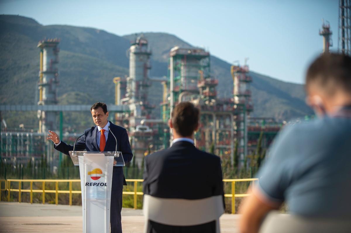 Antonio Mestre, director de Repsol en Cartagena, durante la presentación de la parada en la refinería.
