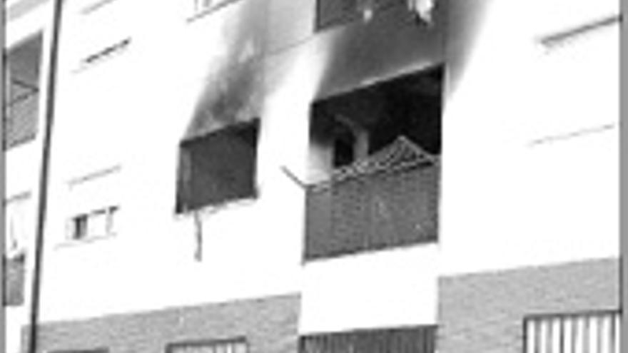 El fuego calcina una vivienda de Navarrosa y daña la instalación de la casa colindante