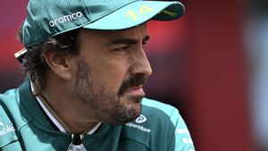 Aston Martin driver Fernando Alonso of Spain gestures during the drivers parade at the Hungaroring racetrack, in Mogyorod, Hungary, Sunday, Aug. 3, 2025, ahead of the Hungarian Formula One Grand Prix. (AP Photo/Denes Erdos) Associated Press/LaPresse