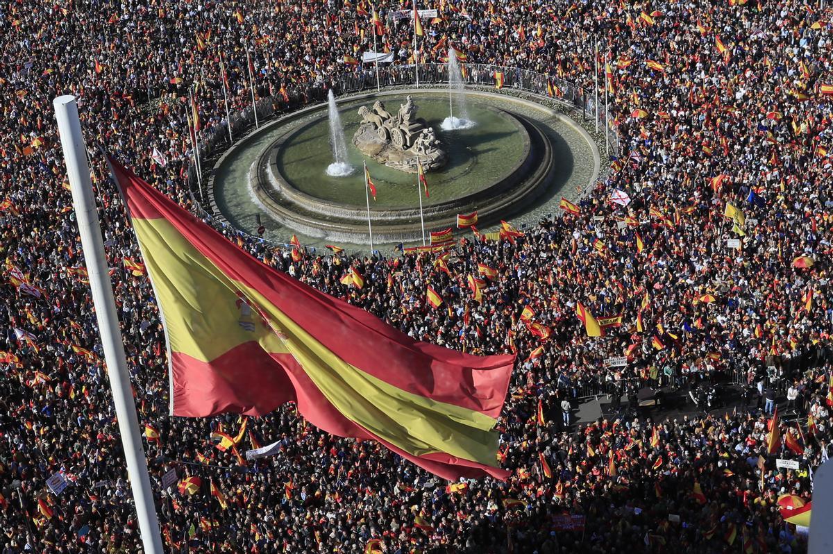 Manifestación multitudinaria contra la amnistía en la Plaza de Cibeles de Madrid