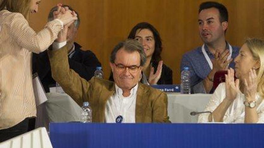 Marta Pascal i Artur Mas xocant de mans per simbolitzar la unitat