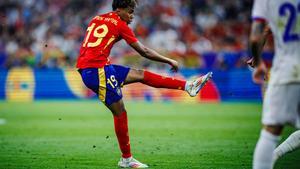 Lamine Yamal, en el momento de pegarle a la pelota en el primer gol español