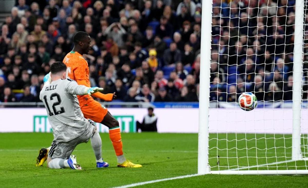 Nicolas Pepe marca el gol a Escocia.