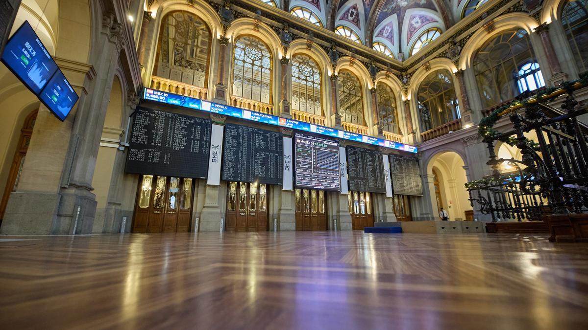 Varios paneles del Ibex 35 en el Palacio de la Bolsa.