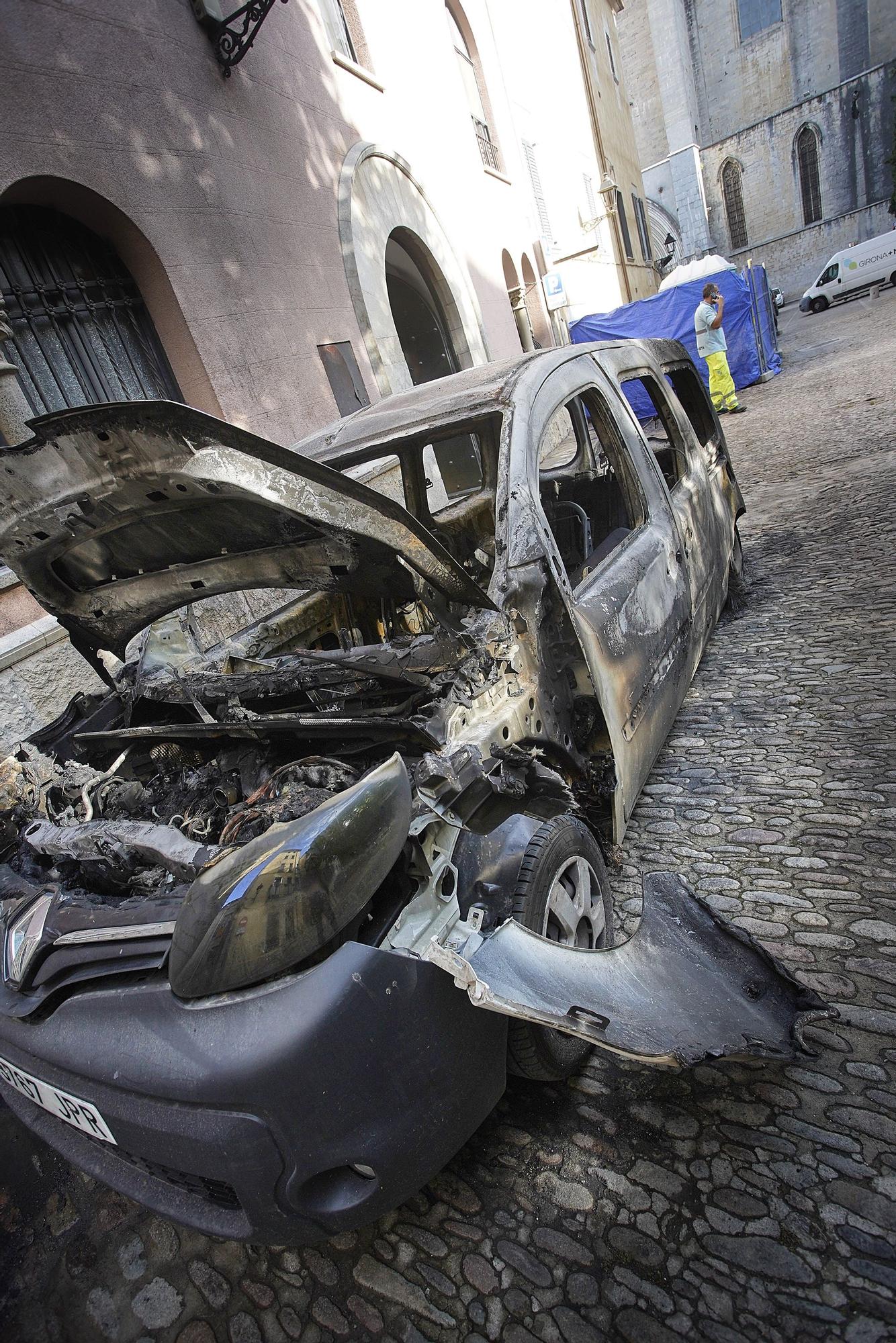 Crema una furgoneta aparcada al Barri Vell de Girona