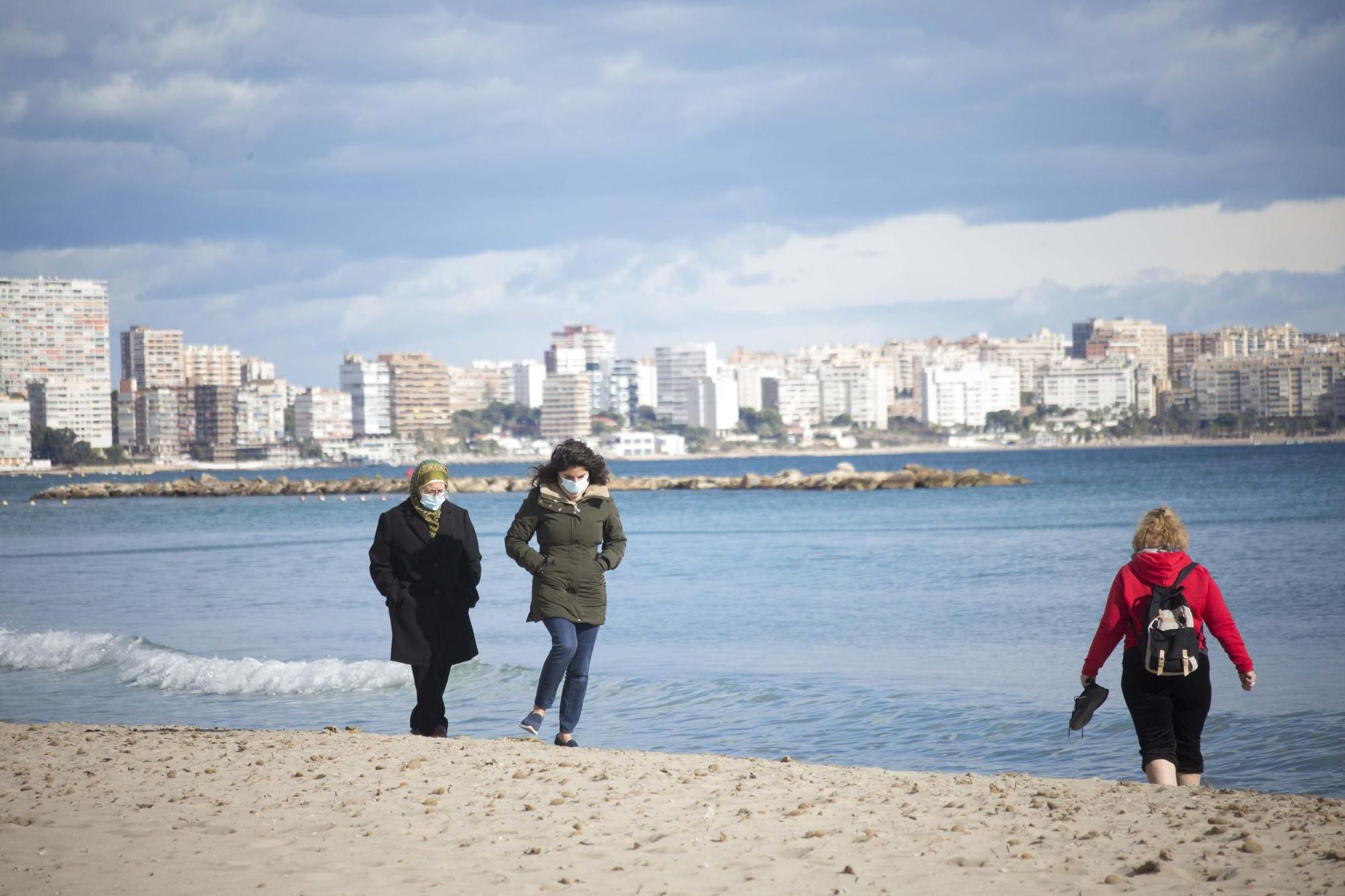 Primeros baños de 2021 en las playas alicantinas