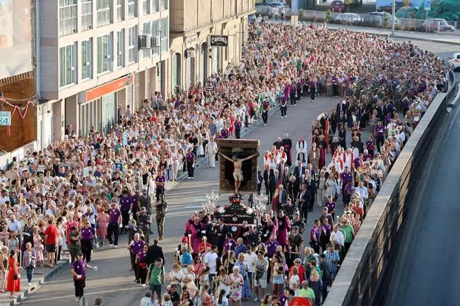Multitudinaria devoción por el Cristo de la Victoria en Vigo