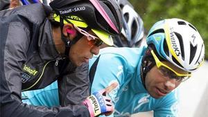 Contador, conversando con Aru durante la etapa