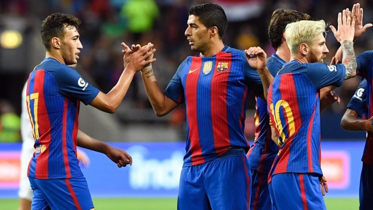 Suárez felicita a Munir en uno de los dos goles que anotó el delantero hispanomarroquí al Leicester.