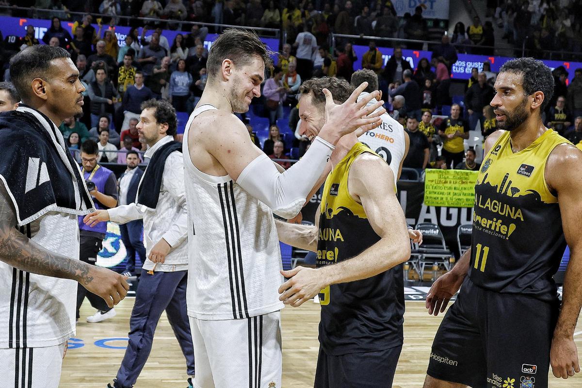 Hezonja saluda a Huertas tras la victoria en la Isla del Madrid el pasado curso.