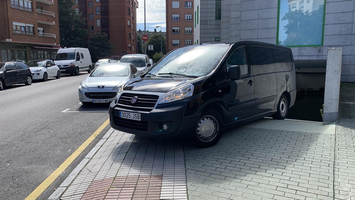 El furgón funerario sale del Instituto de Medicina Legal con los restos de Jaime Gil.