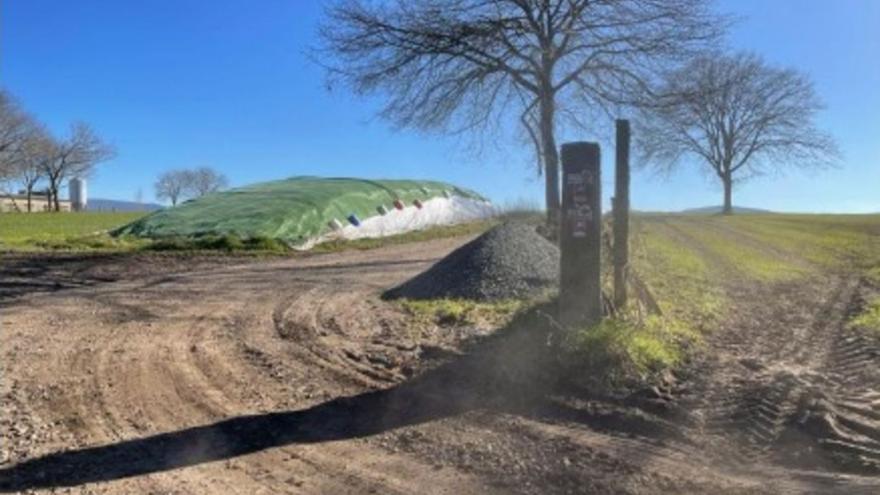 Finca vinculada a una granja en la que el colectivo asegura que acabó el material. |   // ARCODEGA