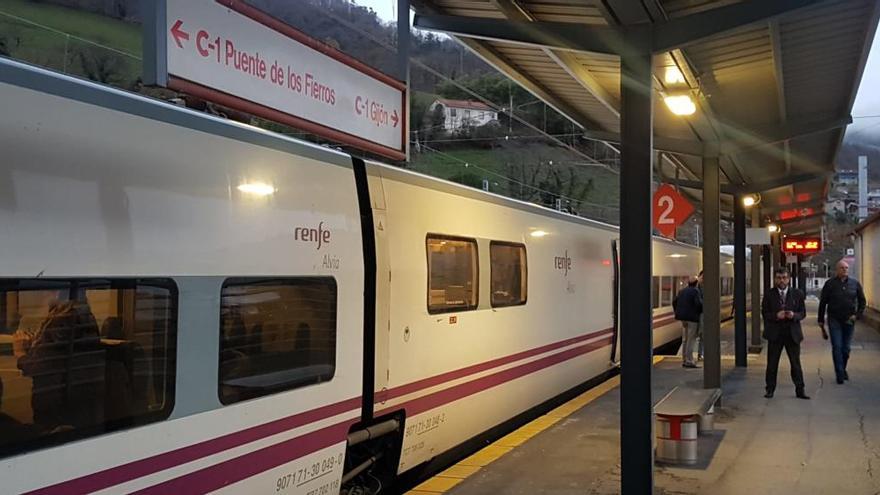 Nuevo caos ferroviario: decenas de asturianos quedan tirados en León por la rotura de una catenaria