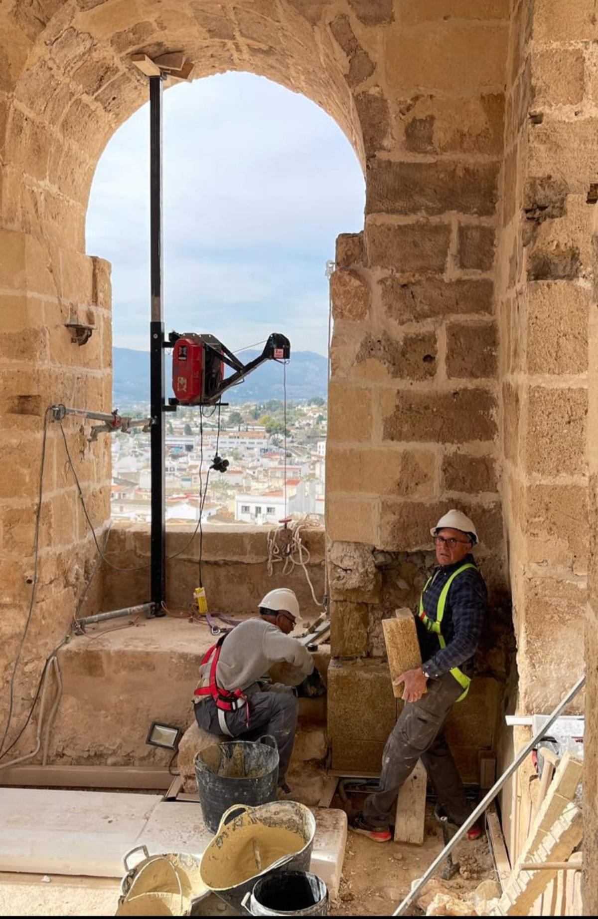 Los tosqueros han preparado las lucernas de la torre para fijar las campanas