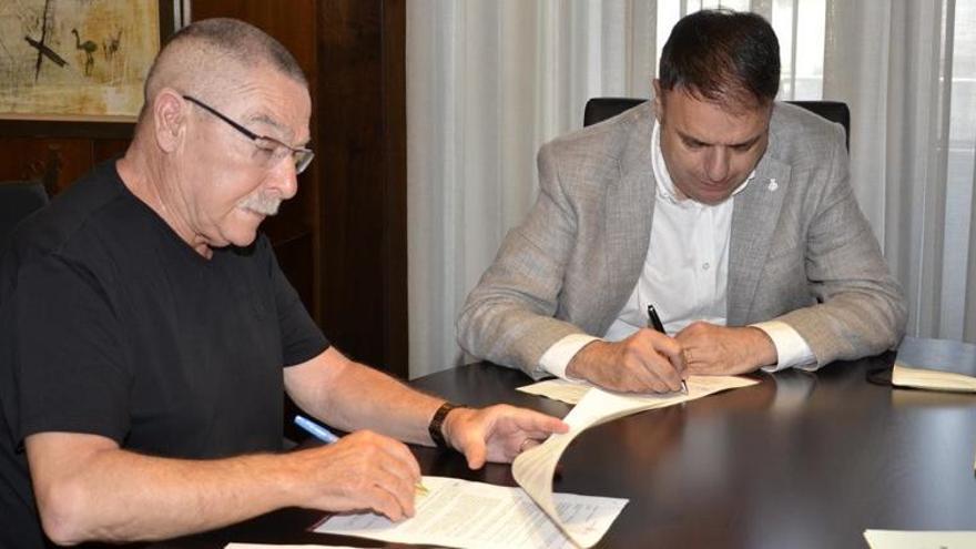 Josep Rueda i Valentí Junyent signant el conveni, aquest migdia