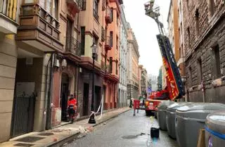 Intervención de bomberos en la calle Begoña por el riesgo de caída de un balcón