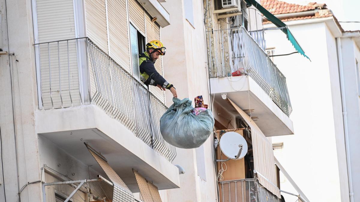 Los bomberos sacan las pertenencias de los vecinos desalojados de San Antón en Elche