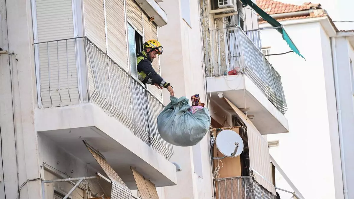 Bomberos vacía de recuerdos el bloque desalojado en Elche
