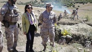 La ministra de Defensa, Margarita Robles, asiste a una sesión de adiestramiento de soldados ucranianos en el campo de maniobras de El Retín (Cádiz)