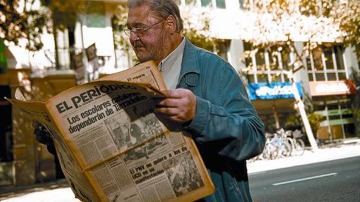 Franco lee el primerejemplar de EL PERIÓDICO, frente a la actual redacción.