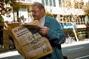 Franco llegeix el primer exemplar d’EL PERIÓDICO, davant l’actual redacció.