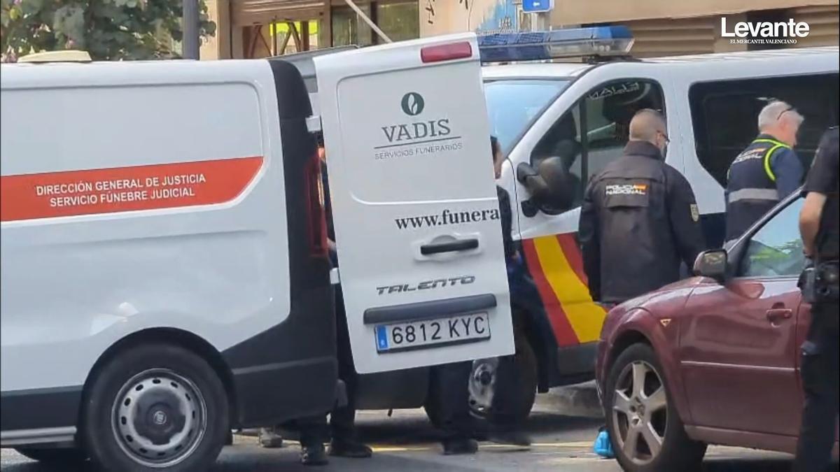 Levantamiento del cadaver del peluquero apuñalado en Valencia
