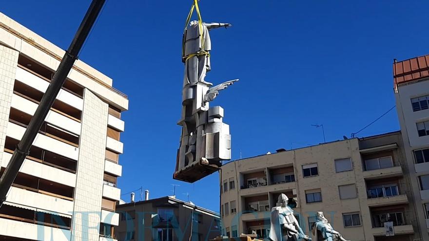 Retiran el monumento de San Jorge de la Rosaleda de Alcoy