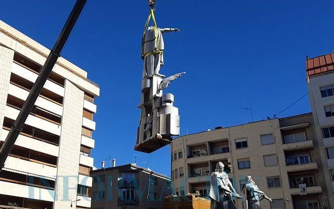 Retiran el monumento de San Jorge de la Rosaleda de Alcoy