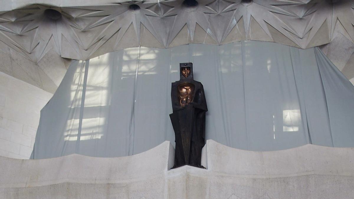 La escultura de Sant Jordi es la única figurativa. 