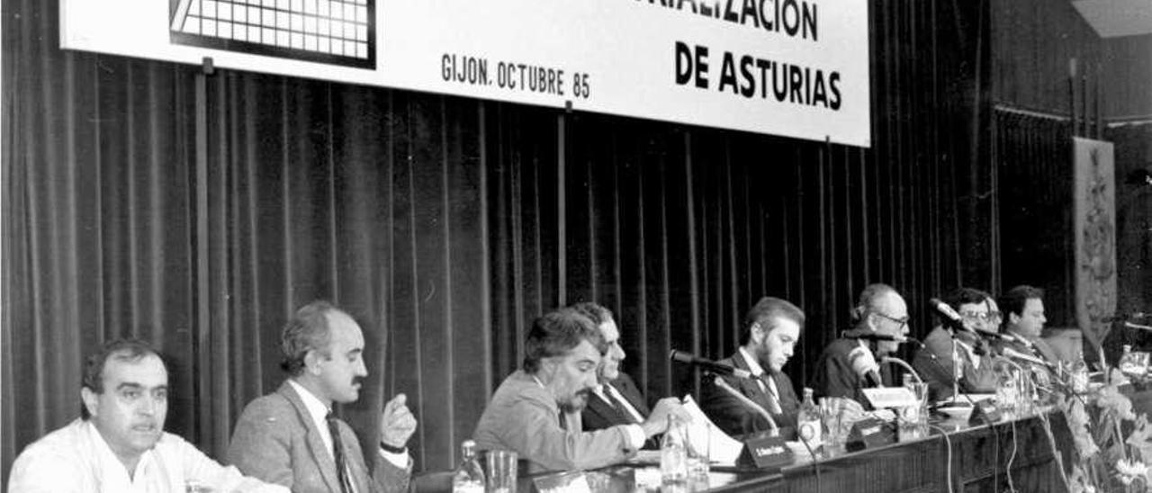 El presidente del Principado de Asturias, Pedro de Silva, en la inauguración de las jornadas sobre reindustrialización.