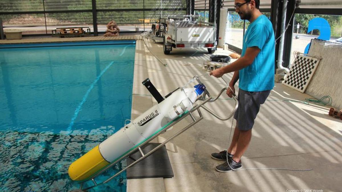 Un investigador de la Universidad de Girona, con un prototipo del robot submarino Sparus II.