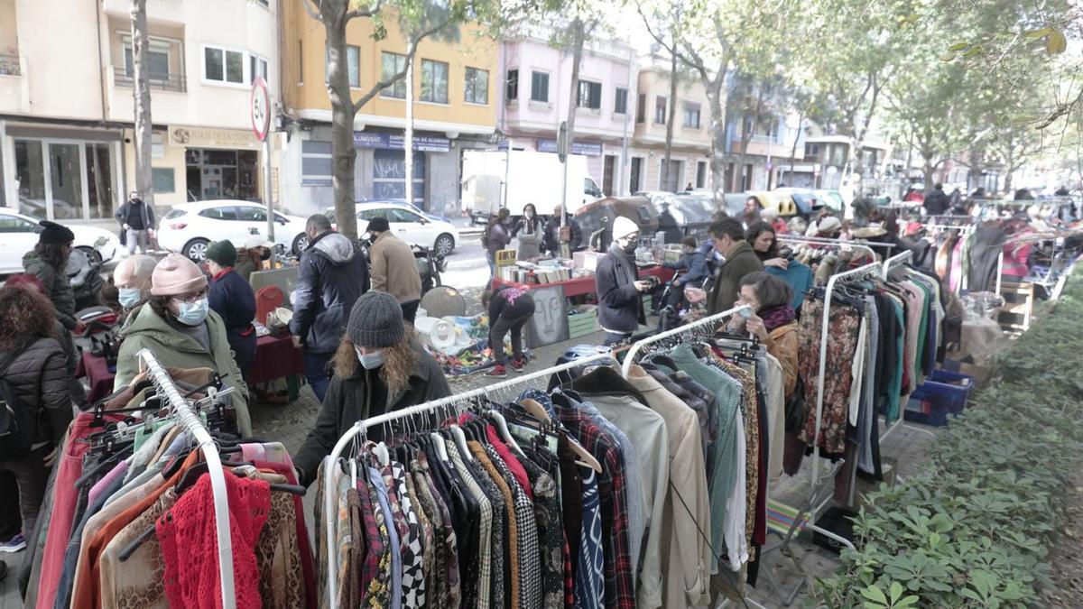 El mercadillo de segunda mano regresó a la Plaza Barcelona. | MANU MIELNIEZUK