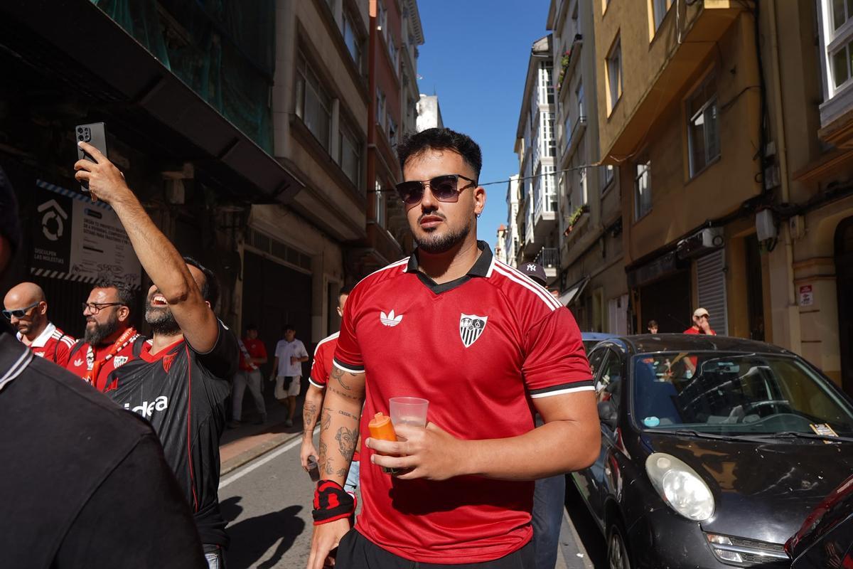 Aficionados del Sevilla por las calles de A Coruña antes del partido del Deportivo Aficionados del Sevilla por las calles de A Coruña antes del partido del Deportivo