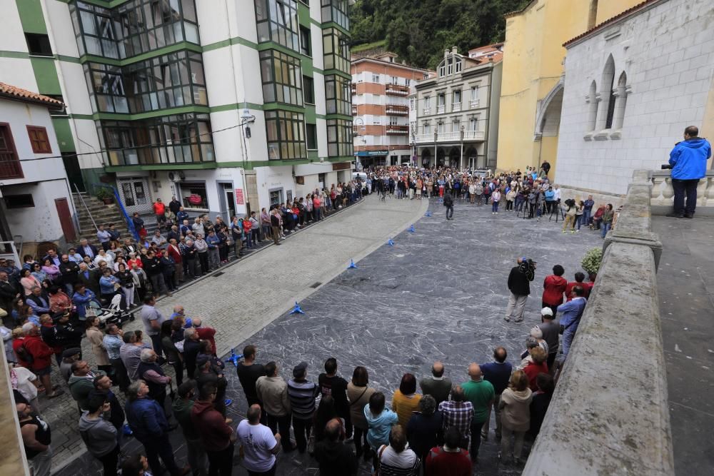 Emotivo minuto de silencio de los vecinos de Cudillero al recordar al joven fallecido David Carragal