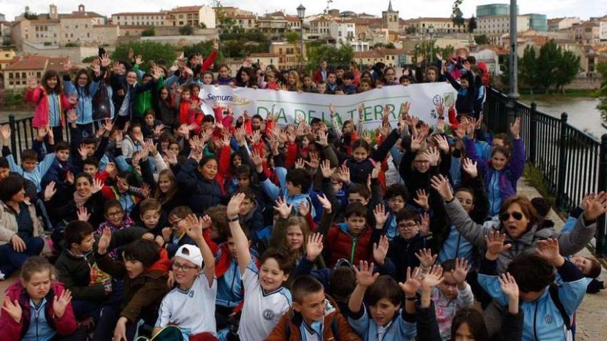 Los escolares sostienen la pancarta que alude al Día de la Tierra.