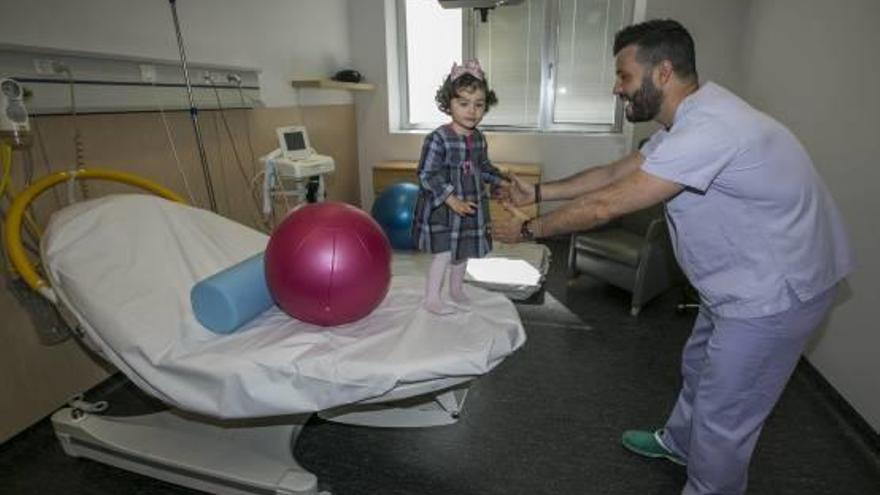 Alejandro Ojeda, un matrón del Vinalopó junto a su hija, en una sala de dilatación del hospital.