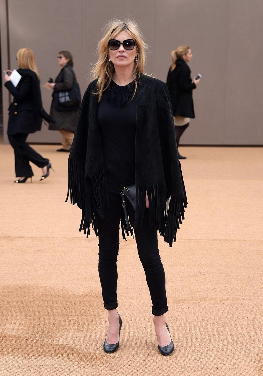 Kate Moss con capa negra de Burberry