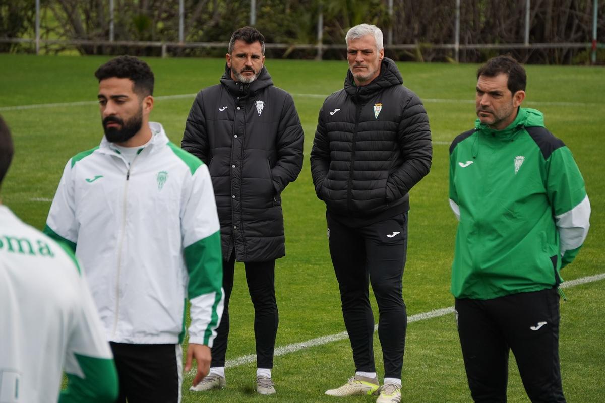 Iván Ania, a la izquierda, junto a César Negredo en un entrenamiento del Córdoba CF.