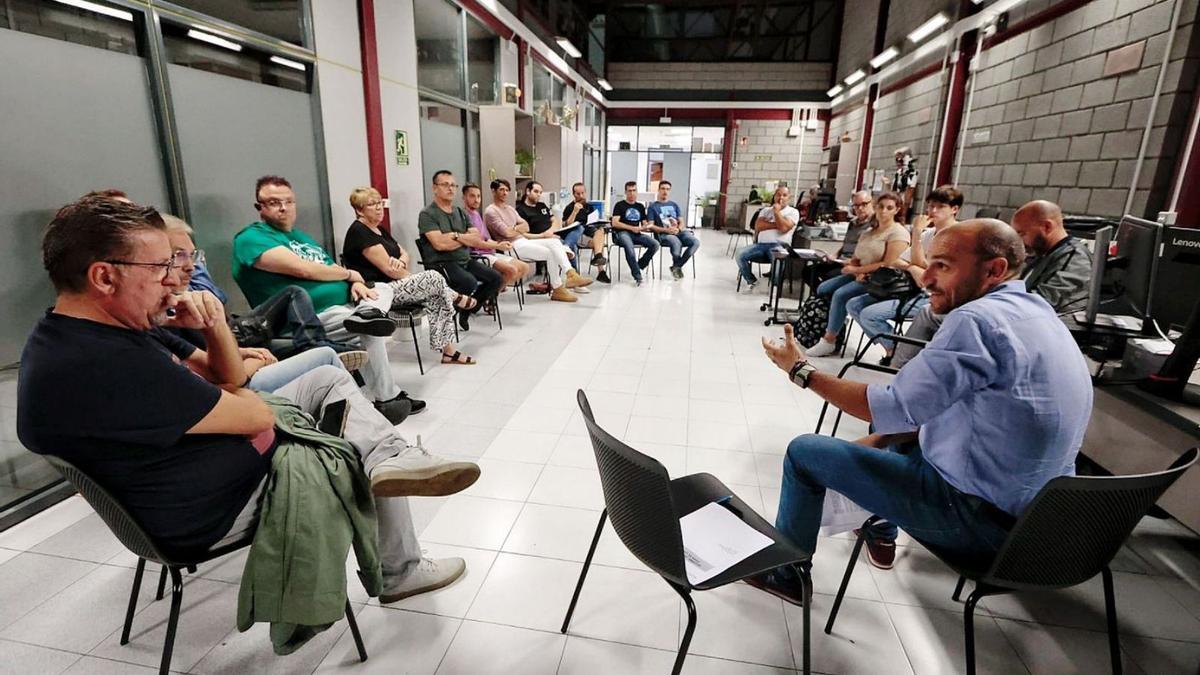 Reunión mantenida por el concejal de Fiestas, a la derecha, con los diseñadores.