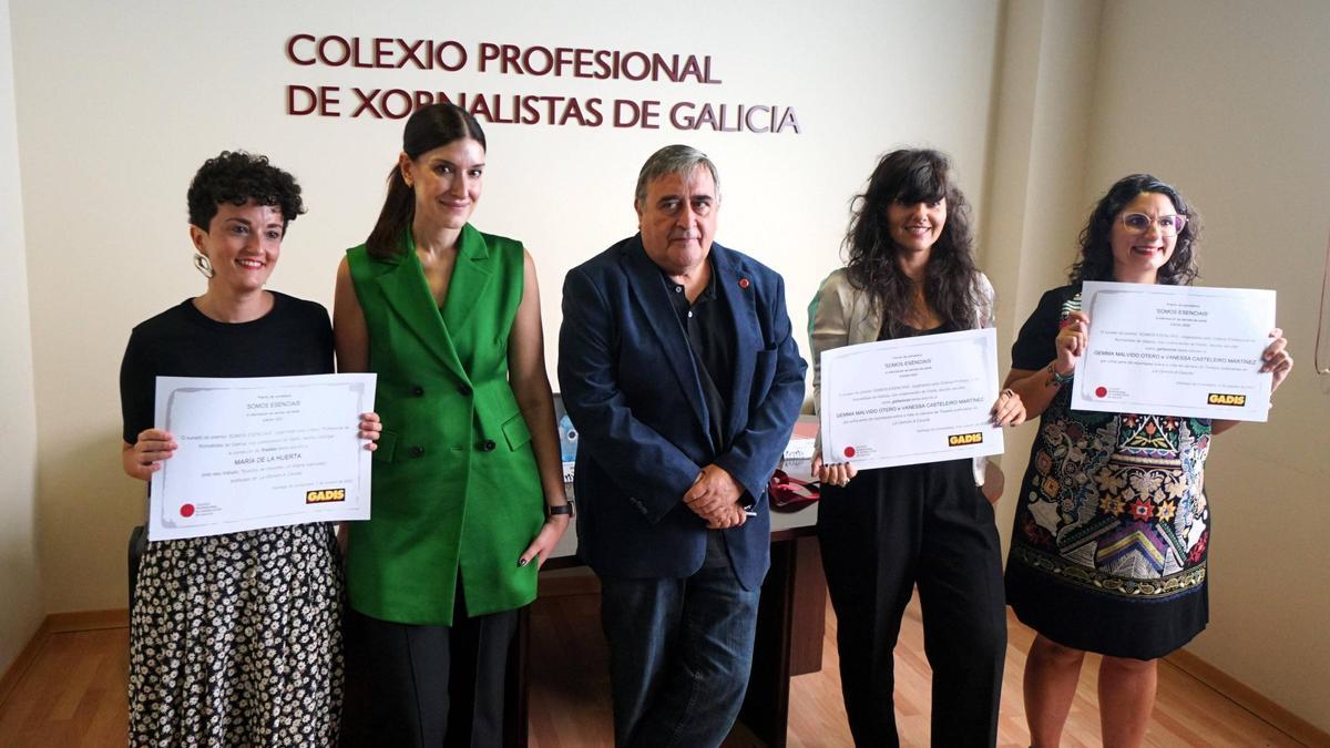 Gemma Malvido y Vanessa Casteleiro reciben el premio Somos Esenciais 2023 por un reportaje en LA OPINIÓN