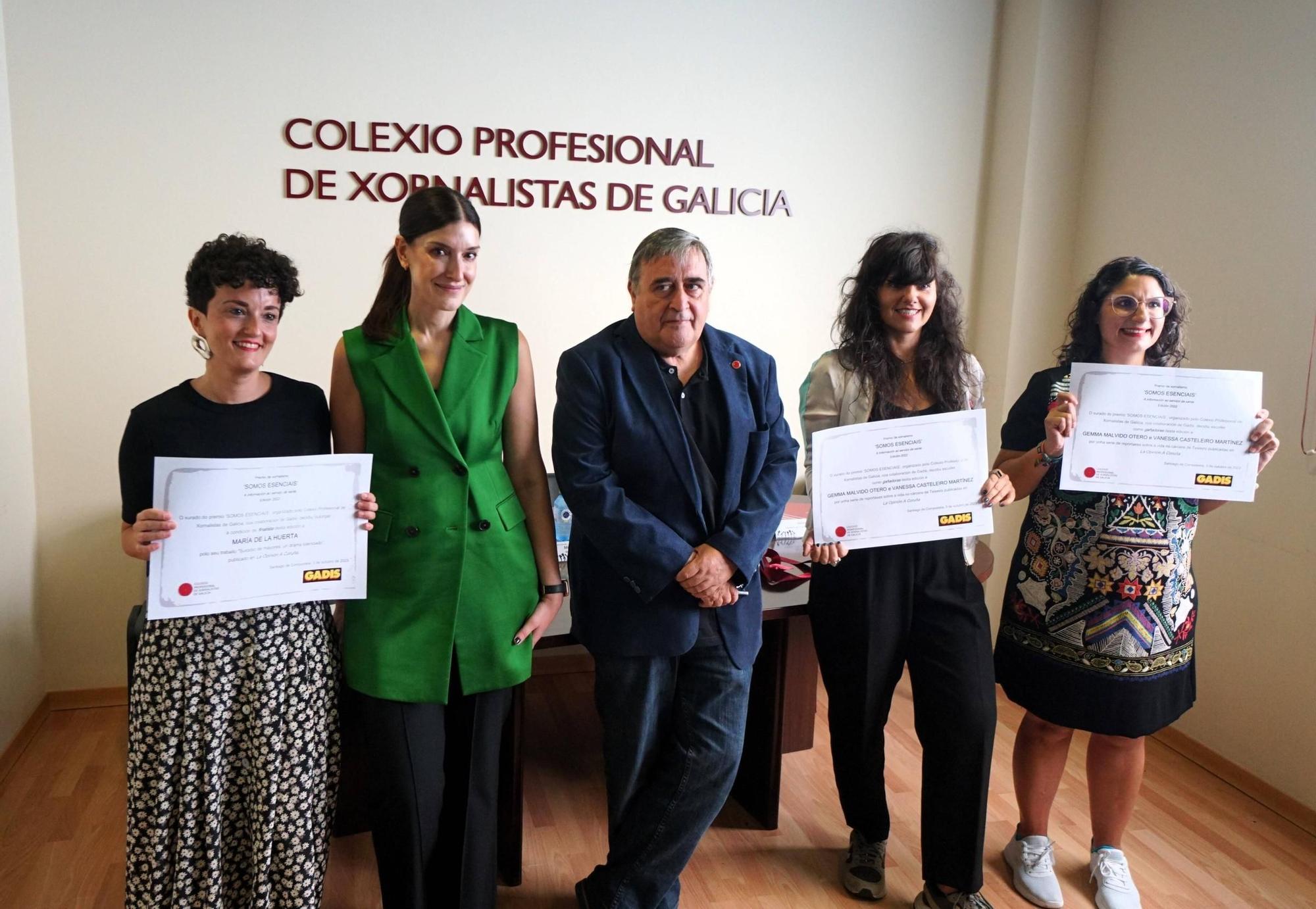 Gemma Malvido y Vanessa Casteleiro reciben el premio Somos Esenciais 2023 por un reportaje en LA OPINIÓN