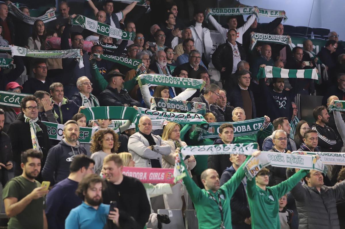La afición blanquiverde arenga al equipo durante el pasado choque ante el Real Murcia en El Arcángel.