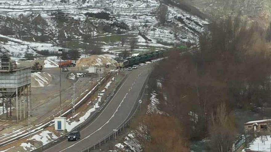 Contra el carbón importado. El tren de mercancías que transportaba el carbón importado desde el puerto de El Musel hacia la térmica de La Robla, detenido kilómetros antes de llegar a Ciñera, donde se encendió la barricada que cortaba el paso.