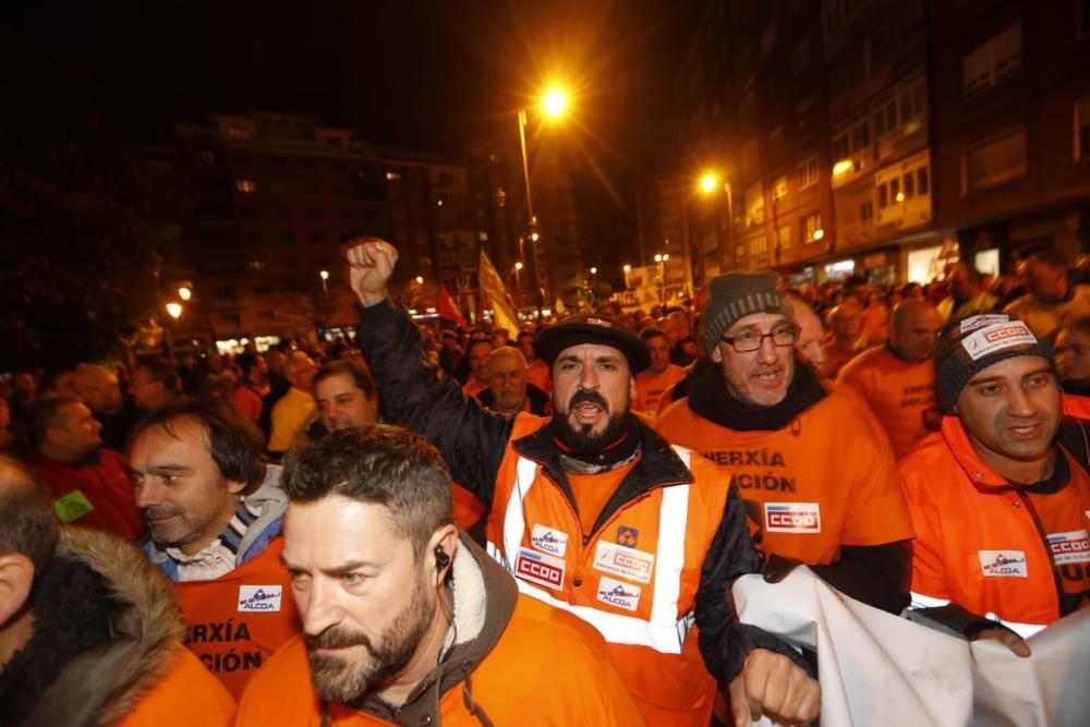 Multitudinaria marcha de "Alcoa no se cierra" en Avilés