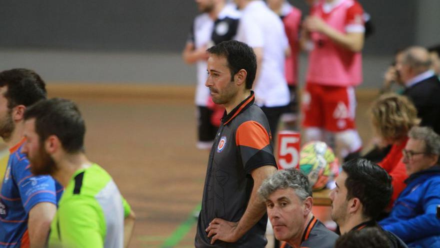 El técnico del equipo, Edu García, en Os Remedios. |  // I.OSORIO