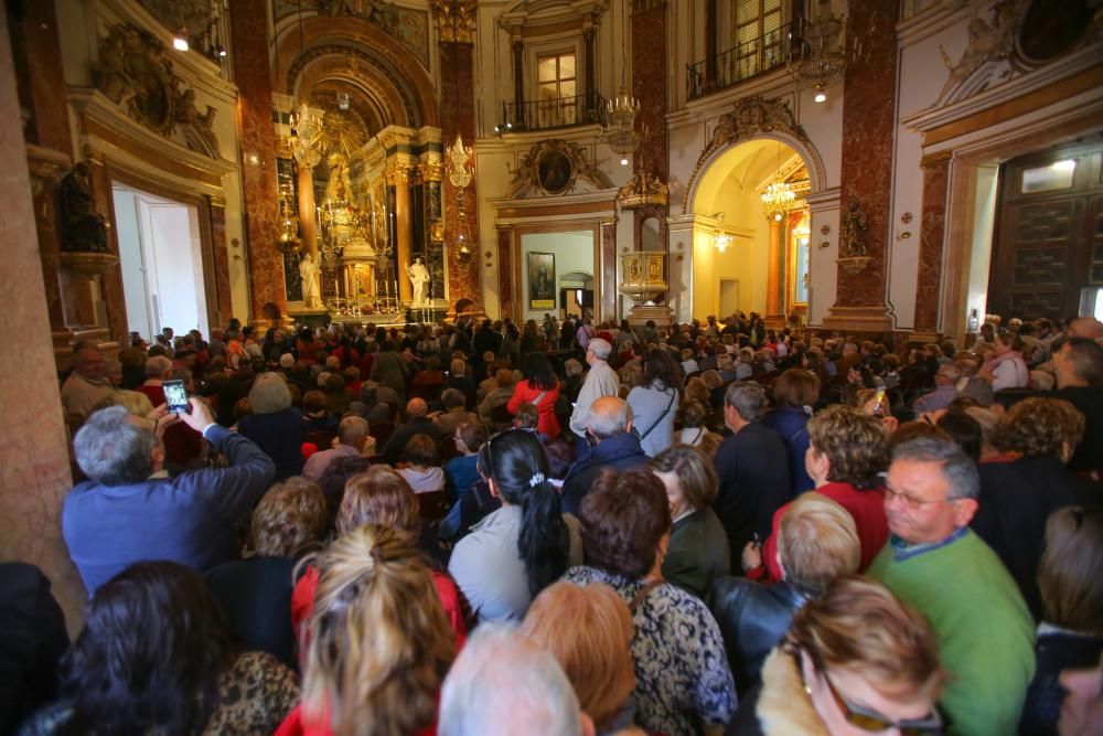 Miles de personas han acudido este lunes a visitar a la Virgen de los Desamparados