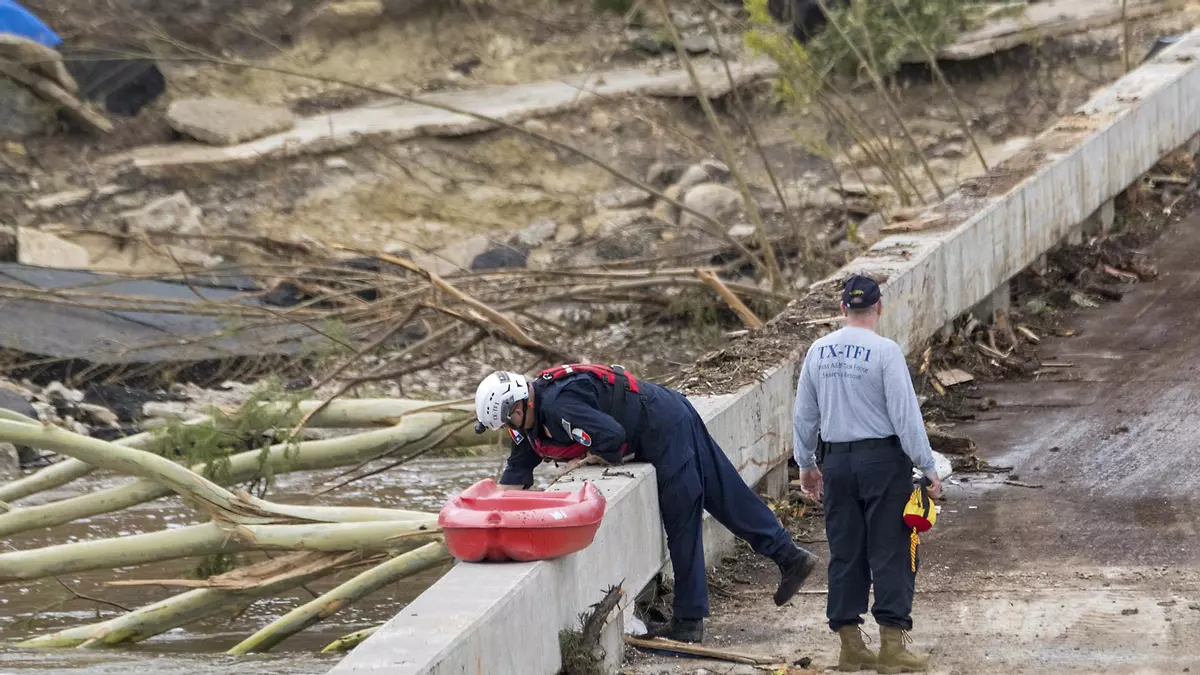 "Espero un milagro": la desesperación del padre de una de las niñas desaparecidas en el campamento tras las inundaciones en Texas
