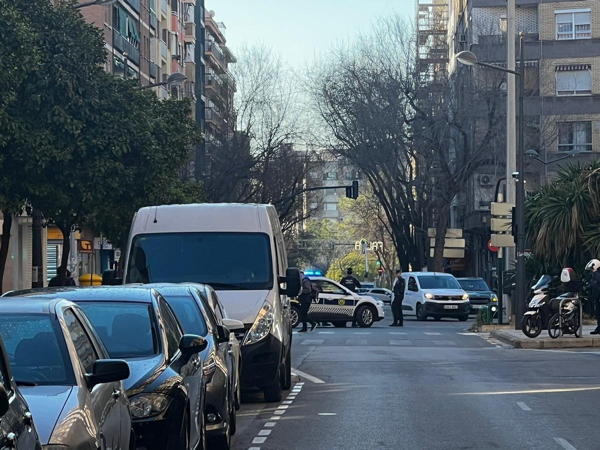 Avenida Burjassot cortada desde Peset Aleixandre por un incendio en una vivienda