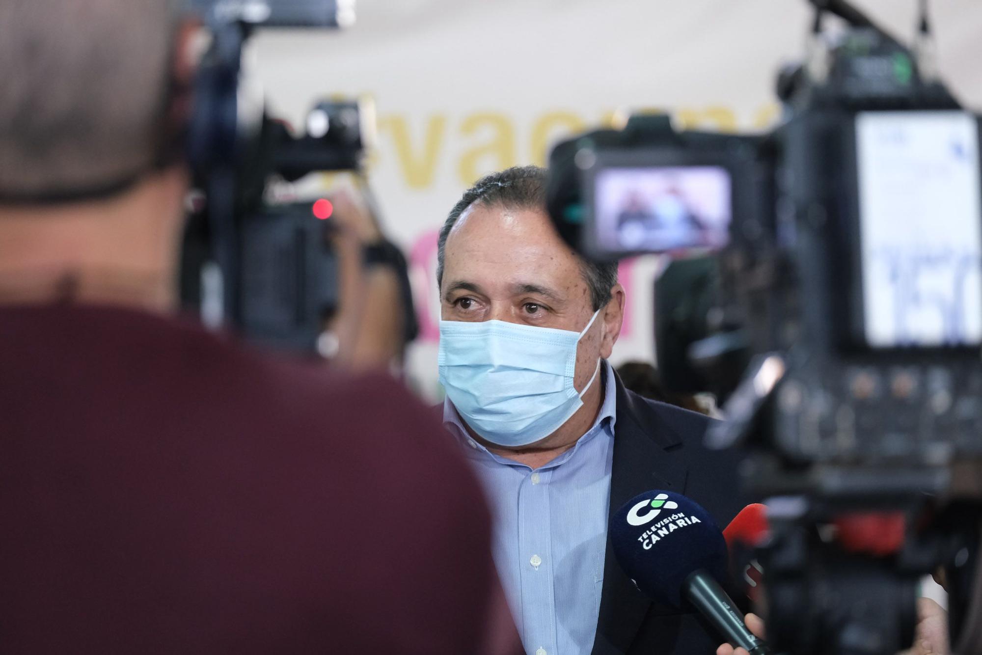 Ángel Víctor Torres y Blas Trujillo visitan el punto de vacunación de Infecar