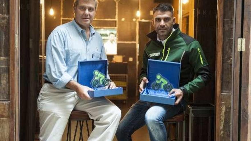 Borja Martiarena y Óscar Pereiro, con los trofeos de vidrio reciclado. // Brais Lorenzo